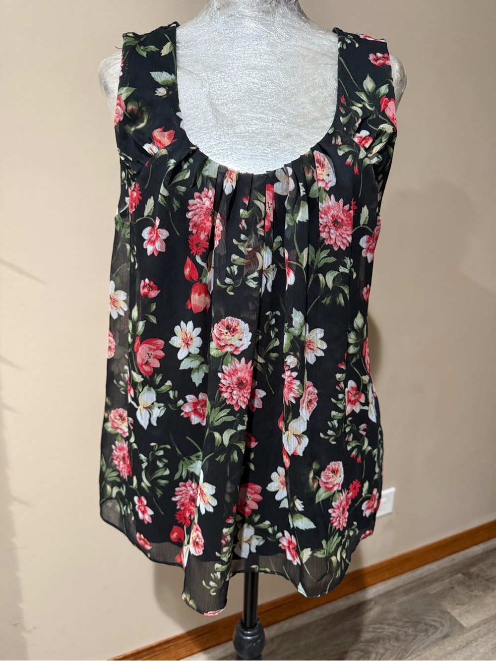 New York & Company Black Floral Sleeveless Scoop Neck Camisole